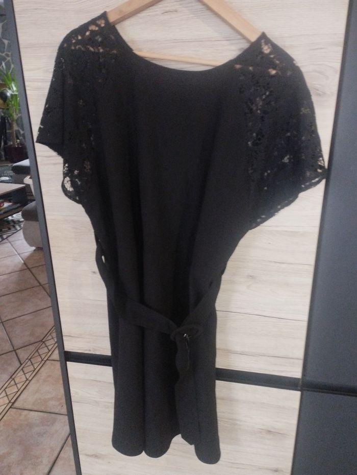 Robe noire manches courtes en dentelle avec ceinture. Taille 42 neuve - photo numéro 1