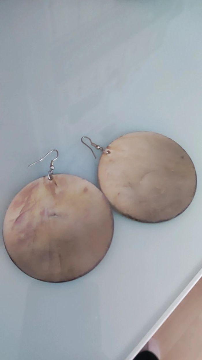 Boucles d'oreilles XXL style nacre beige - photo numéro 1