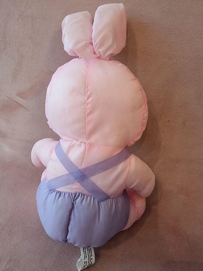 Peluche lapin rose portant salopette mauve en toile de parachute - photo numéro 3