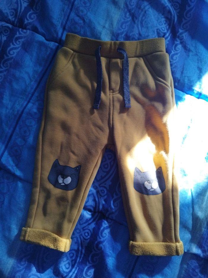 Pantalon jaune, chats aux genoux 80 cm