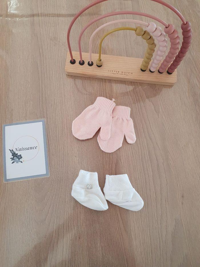 Lot de chausson chaussettes blanches et moufles rose - naissance à 3 mois
Très bon état - photo numéro 1