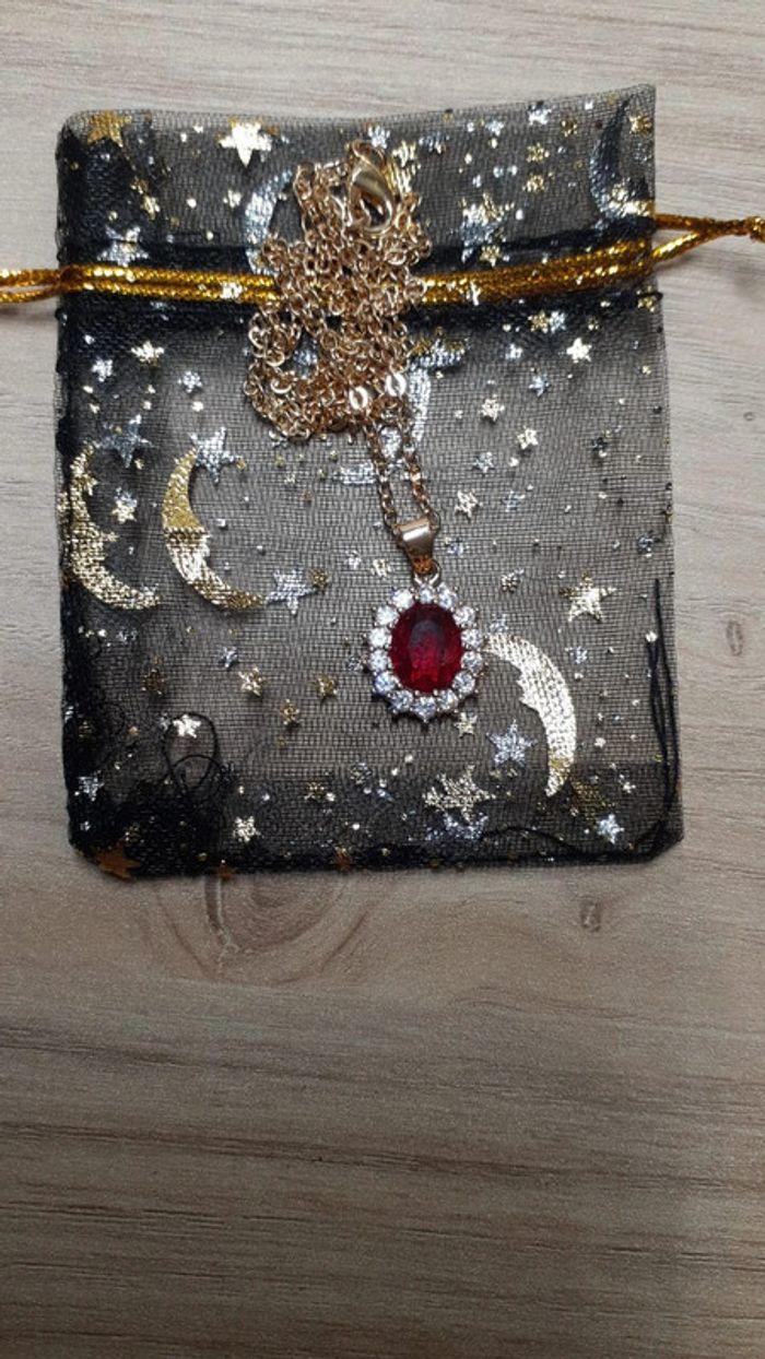 collier avec pendentif rouge - photo numéro 1