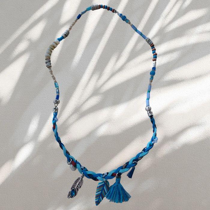 Collier bleu