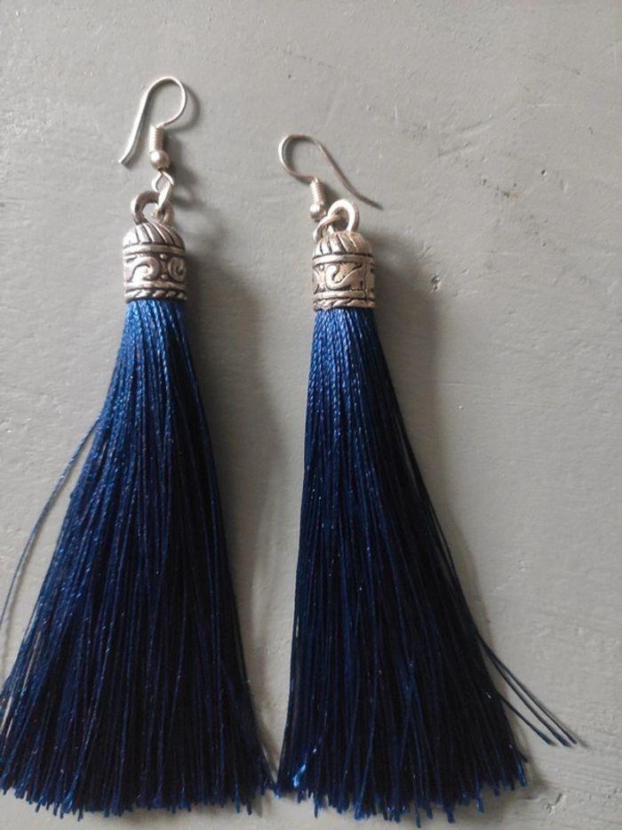 Boucles d'oreilles longues bleu marine - photo numéro 2