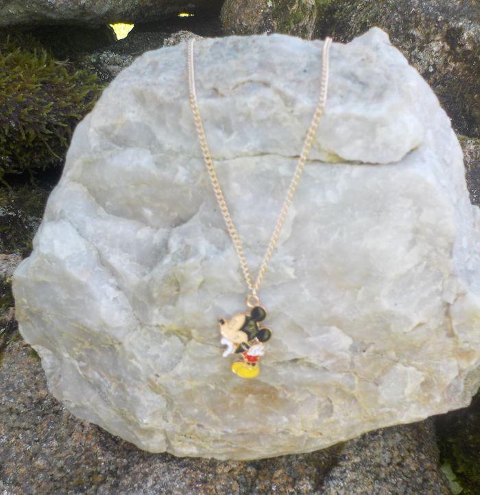 COLLIER FINE CHAINETTE DOREE AVEC PENDENTIF MICKEY DE PROFIL NEUF - photo numéro 2