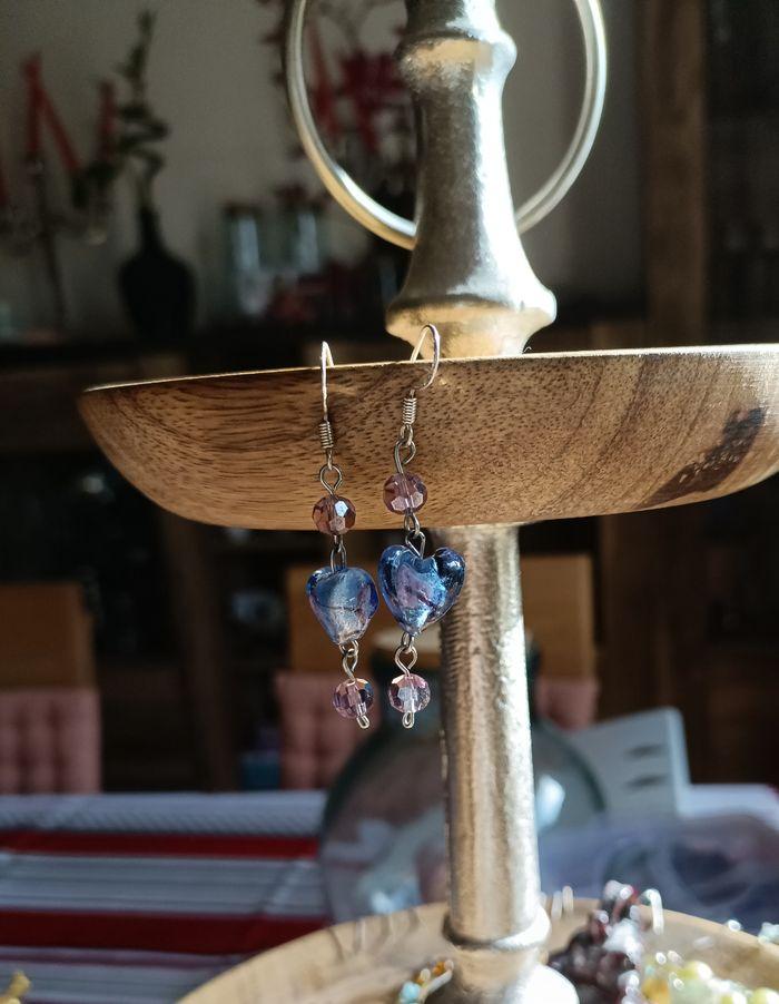 Boucles d'oreilles en verre bleu coeurs - photo numéro 4