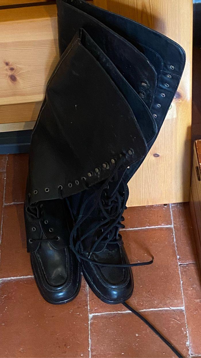 Bottes cuir noir lacées