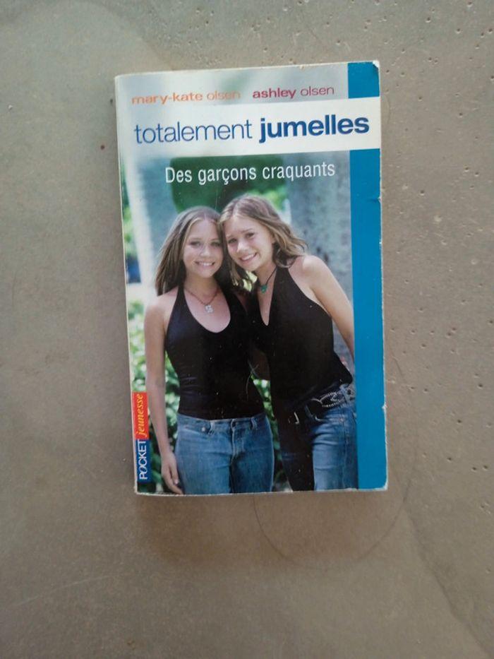 Livre " totalement jumelles des garçons craquant" - photo numéro 1