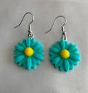 Boucles d’oreilles pendantes fleur marguerite bleue turquoise en résine