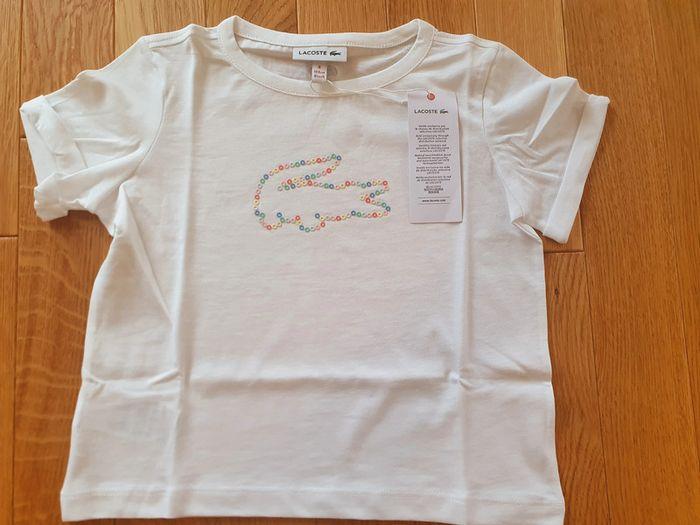 T-Shirt "Lacoste" blanc  pour fille 4 ans neuf sous blister. - photo numéro 1