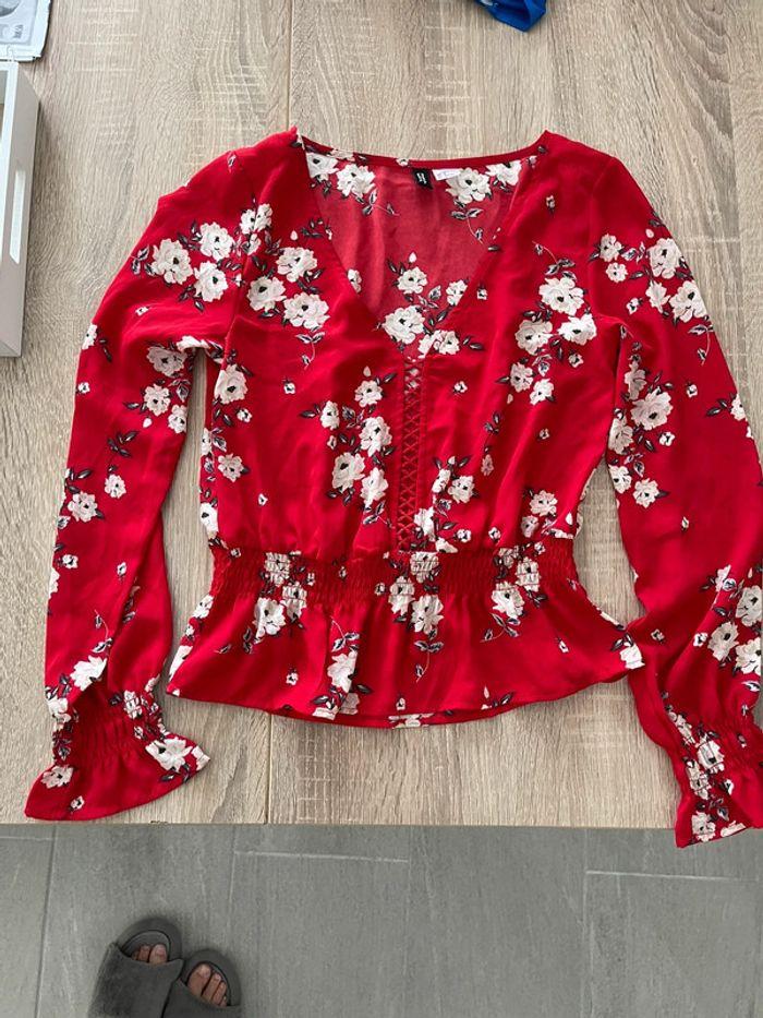 Haut h&m rouge à fleurs - photo numéro 1