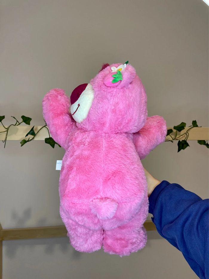 Peluche Lotso Toy Story, l’ours a la fraise endormi - photo numéro 17