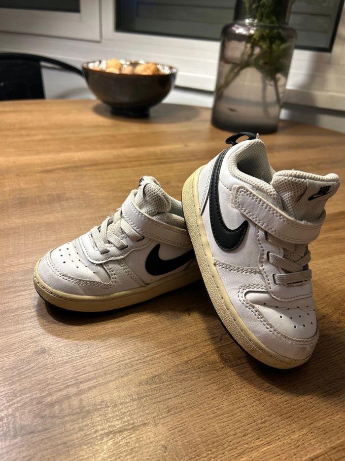 Baskets Nike blanches et noires T23,5 - photo numéro 3