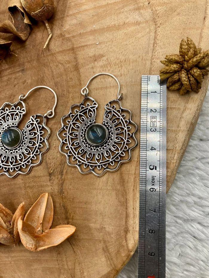 Boucles d’oreilles créoles en laiton Indien avec pierres de Labradorite bleue - photo numéro 4