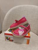 Paire de chaussures fraise spéciales enfant 25 neuves