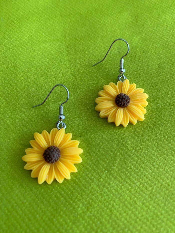 Boucles d’oreilles pendantes fleur marguerite jaune en résine - photo numéro 2