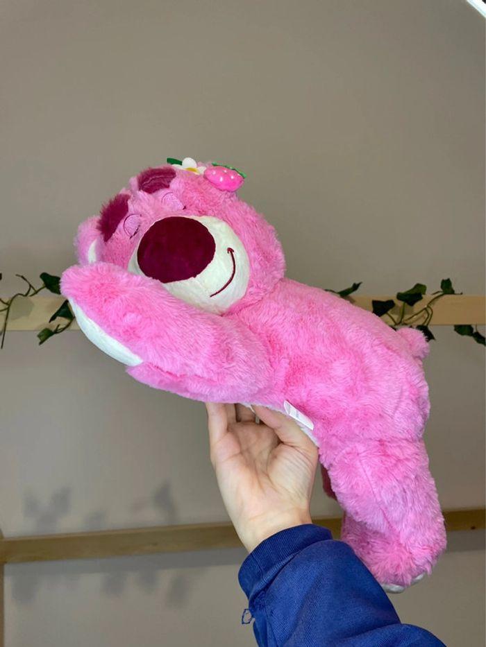 Peluche Lotso Toy Story, l’ours a la fraise endormi - photo numéro 2