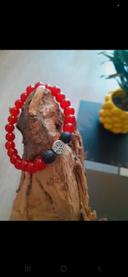 Bracelet en perles 8mm.  Rouge et pierre de lave. Et arbre de vie.