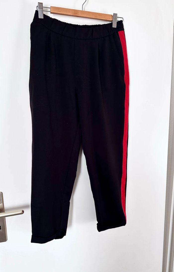 Pantalon 7/8 avec bande rouge sur le côté - Pull&Bear - photo numéro 1