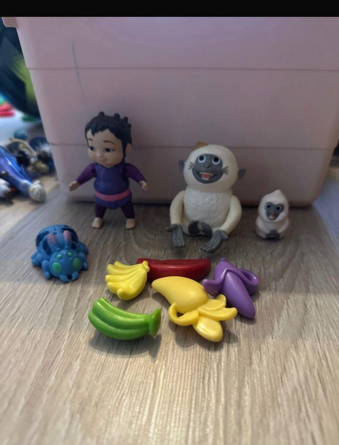 Figurine raya : bébé et ses singes - photo numéro 1