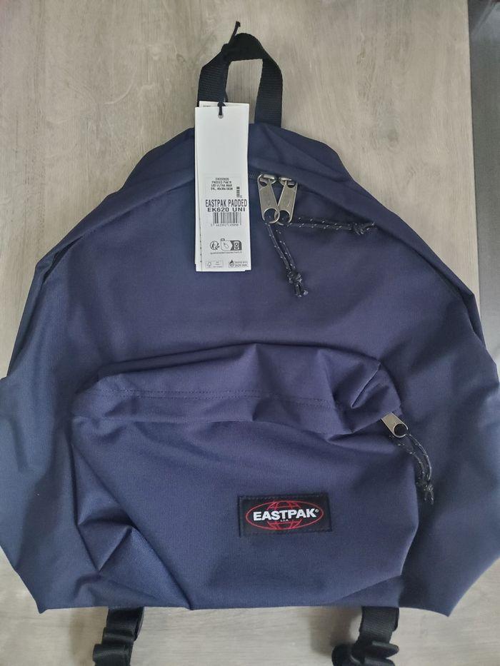 Sac à Dos EASTPAK 24L Bleu Marine.