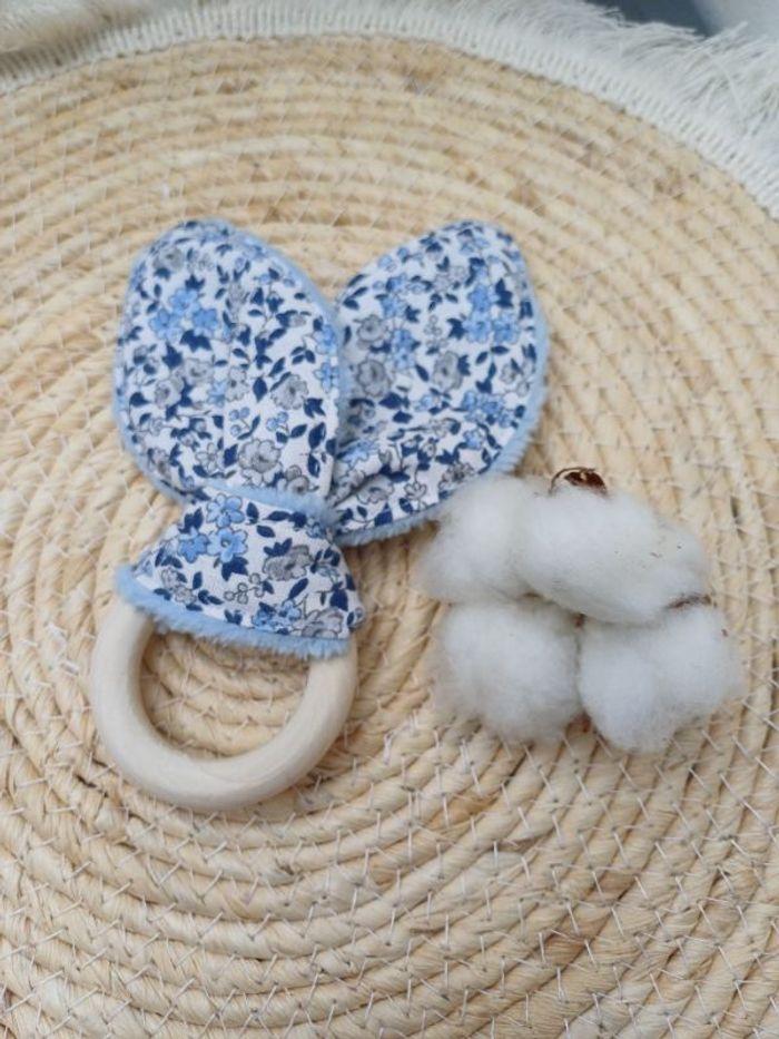 Anneau de dentition oreilles de lapin / Hochet bébé - Coloris bleu fleuri - photo numéro 1