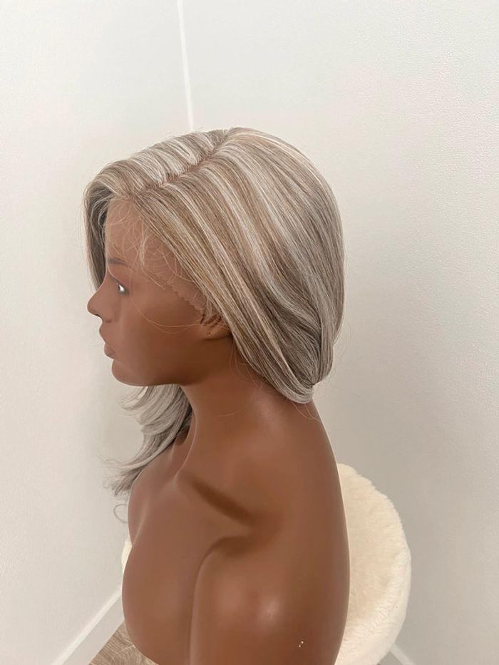 Perruque blonde 2 tons grise et brune lace front raie sur le côté - photo numéro 3