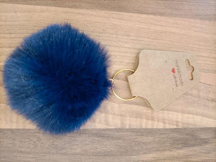 Joli porte clé neuf pompom bleu marine - photo numéro 1