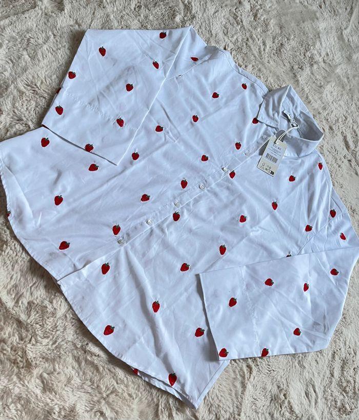 Chemise NA-KD blanche avec broderie fraise - photo numéro 1