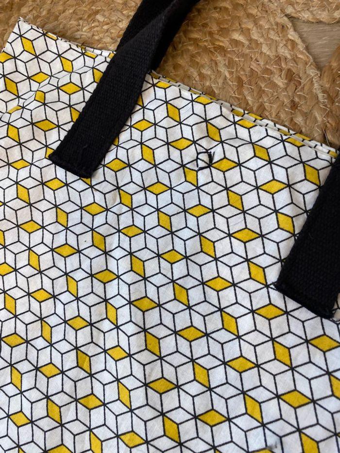 Sac tote bag motif géométrique blanc, noir, jaune - photo numéro 5