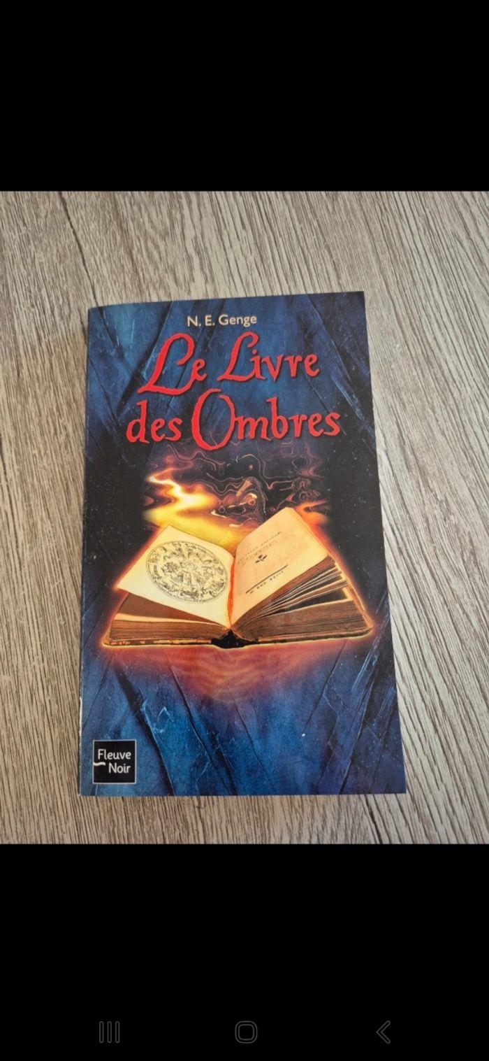 Livre le livre des ombres - photo numéro 1