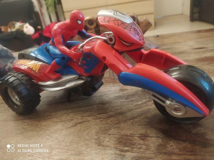 Spider Man sur sa moto