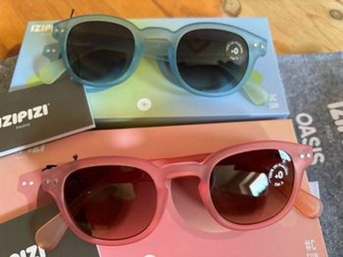 2 Paires de Lunettes de Soleil Izipizi Neuves - Rose et Bleue - photo numéro 3