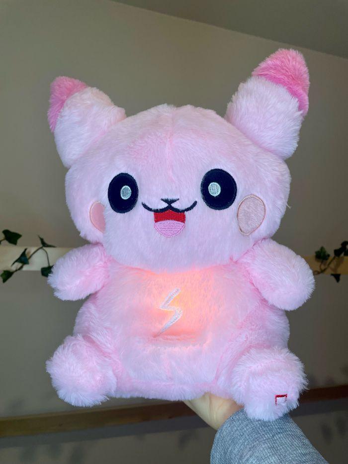 Peluche respirante lumineuse Pokémon Pikachu rose - photo numéro 1