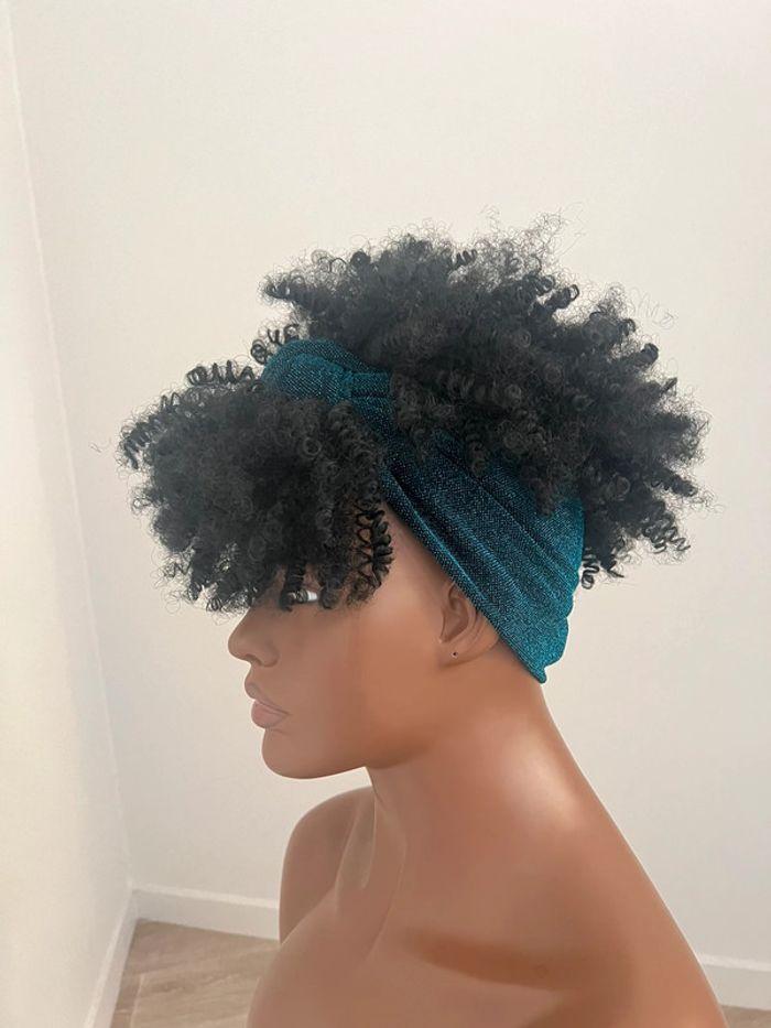 Perruque bandeau afro bouclée noire - photo numéro 4