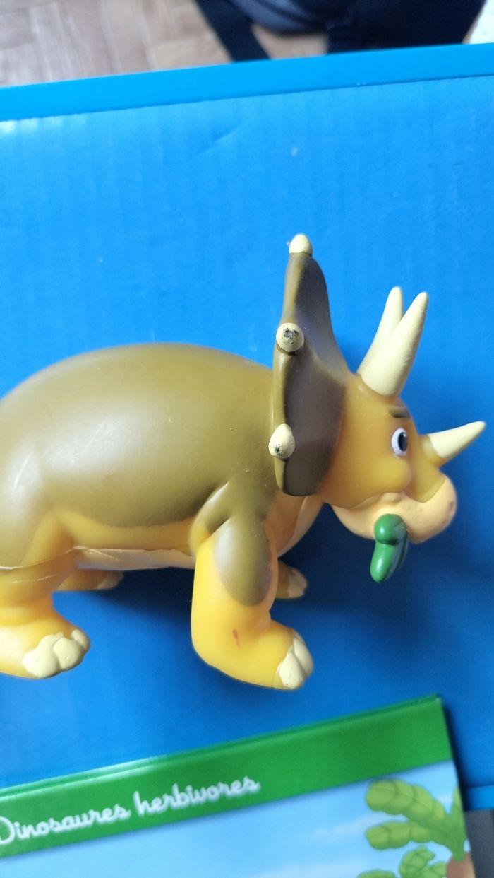 Livre et figurine tricératops - photo numéro 2