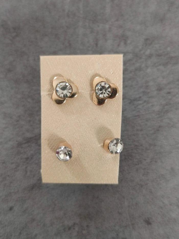 Lot de 2 paires de boucles d'oreilles fantaisie clous métal doré et strass fleurs