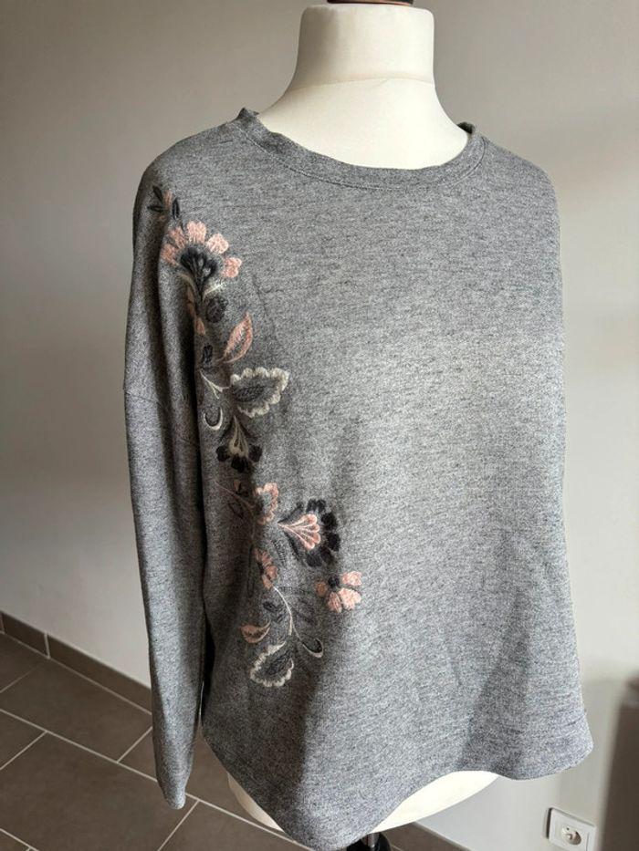 Pull Yessica gris fleurs brodées Taille L/XL - photo numéro 1