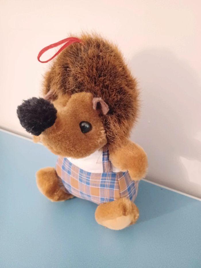 Peluche Herisson en salopette Idée cadeau 🎁 - photo numéro 2