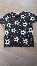 T-shirt à manches courtes avec des ballons de football dessus