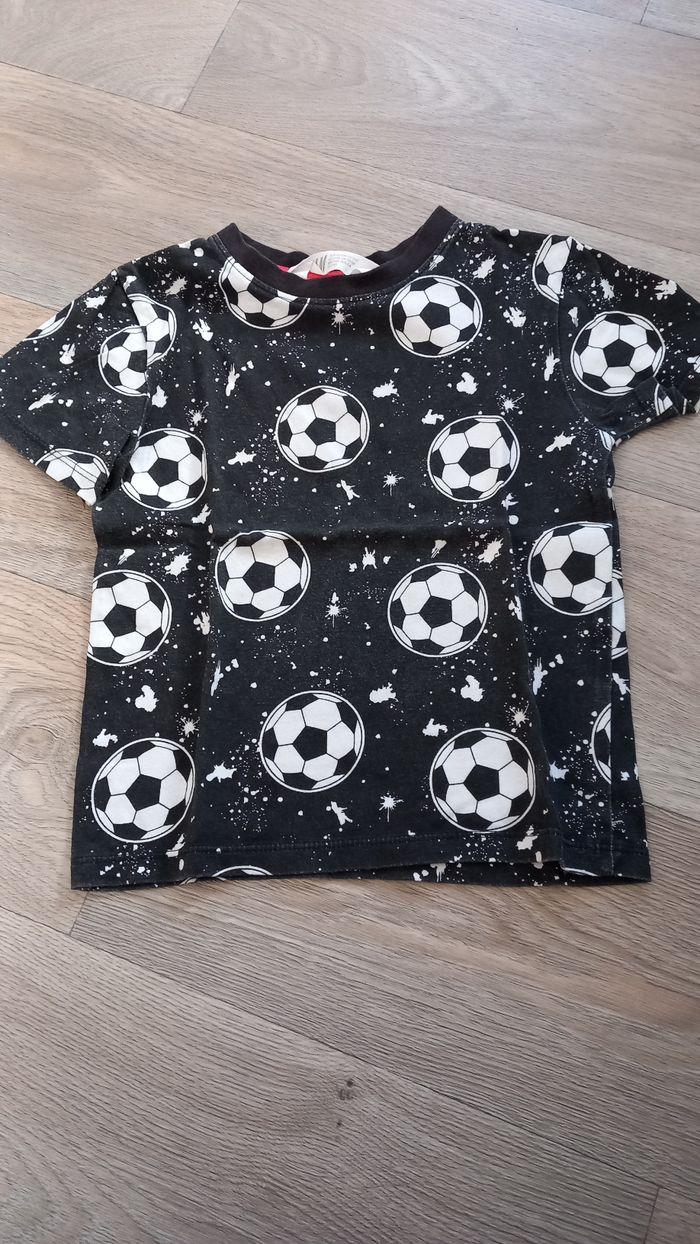 T-shirt à manches courtes avec des ballons de football dessus - photo numéro 1