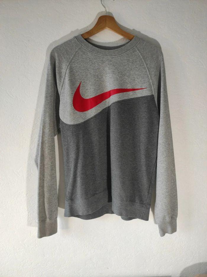 pull Nike gris taille M parfait état - photo numéro 1