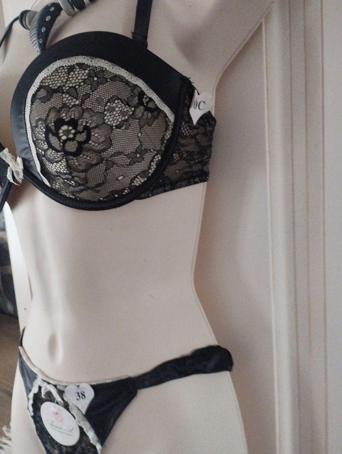 Ensemble lingerie femme neuf 90C et 38 pour le string - photo numéro 2