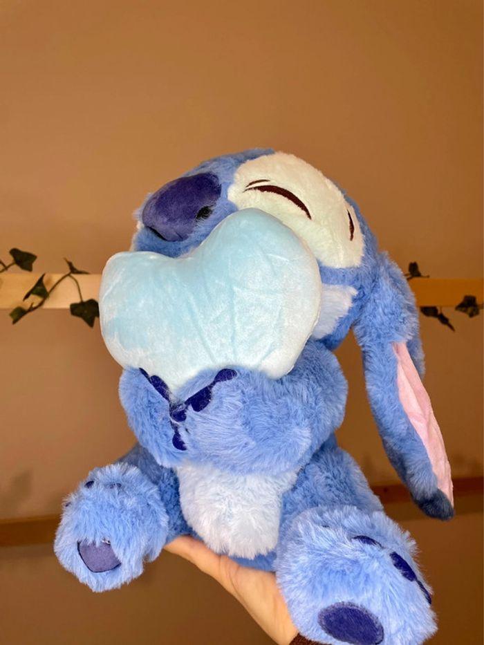 Peluche Disney Stitch avec un Coeur 🩵 - photo numéro 4