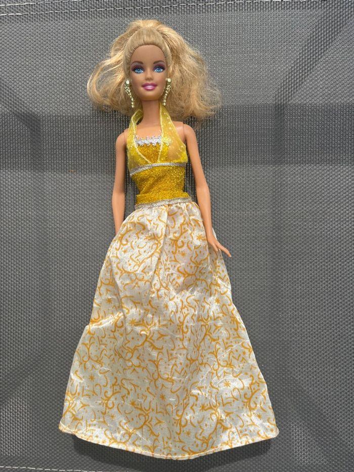 Barbie avec ses accessoires - photo numéro 1