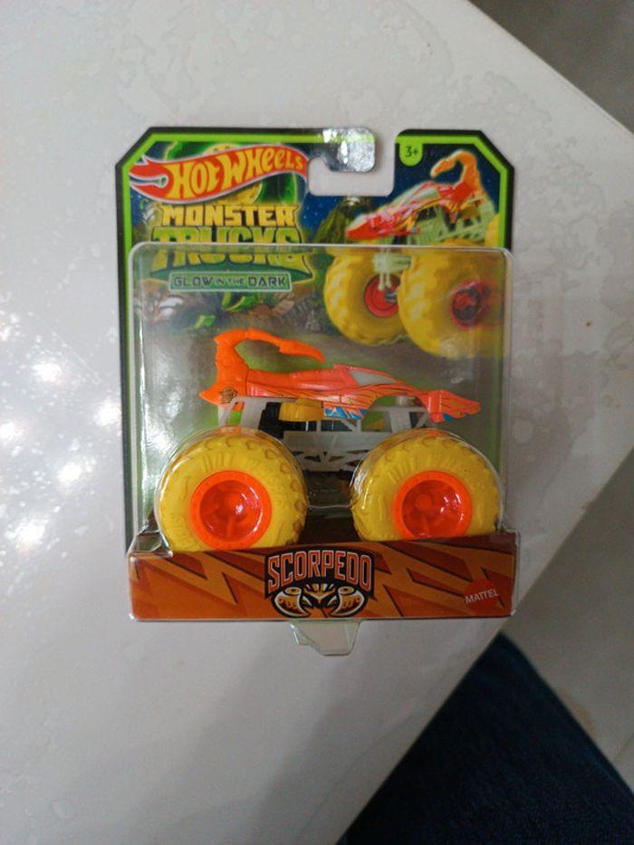 Monster truck hot Wheels Glow in the dark "Scorpedo", neuf , 1/64 - photo numéro 1