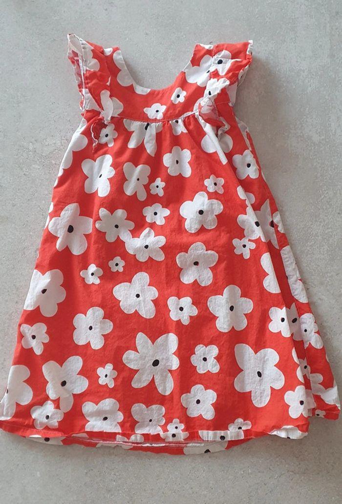 Robe rouge à fleurs