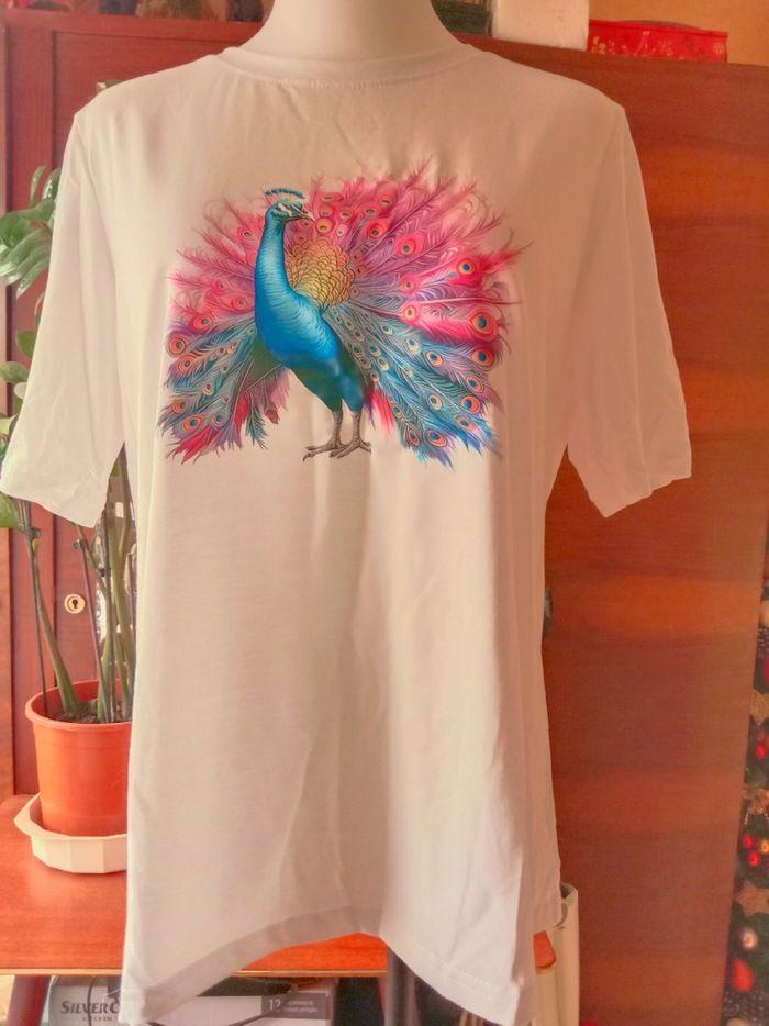 T-shirt avec un oiseau un joli paon pour femme - photo numéro 1