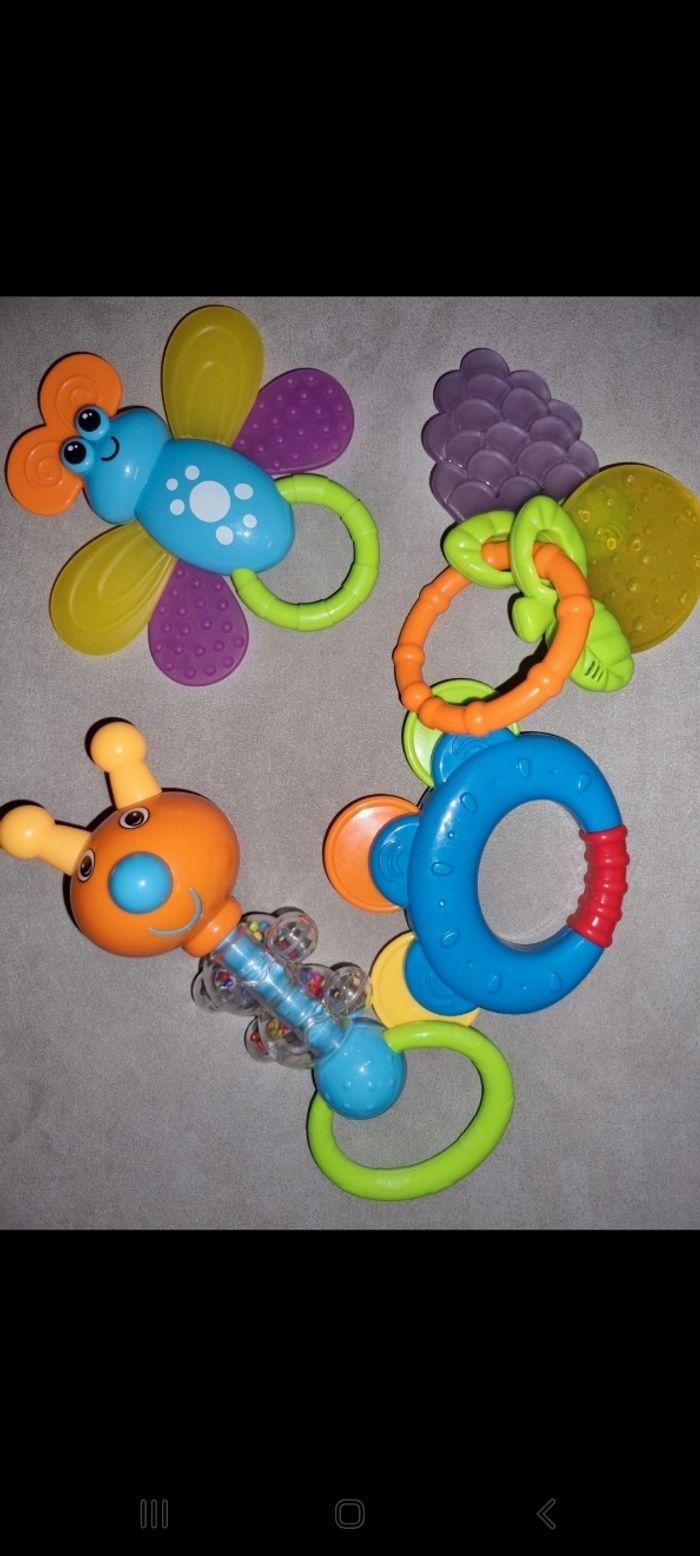 Lot de 4 jouets hochets