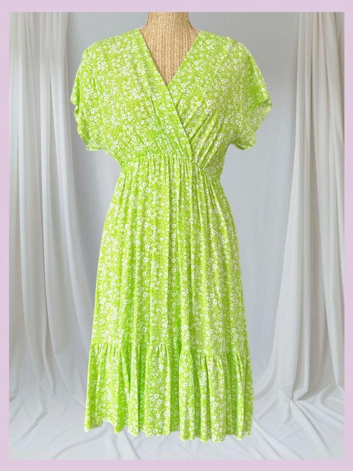 Superbe Robe midi vert à fleurs blanche - photo numéro 1